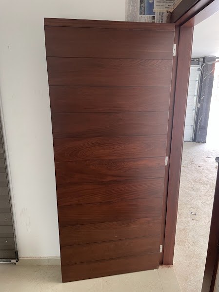 Puerta de triplay de cedro recién fabricada, antes de instalarse