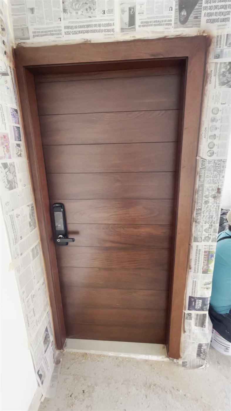 Puerta de cedro instalada con su marco y sus vistas de cedro