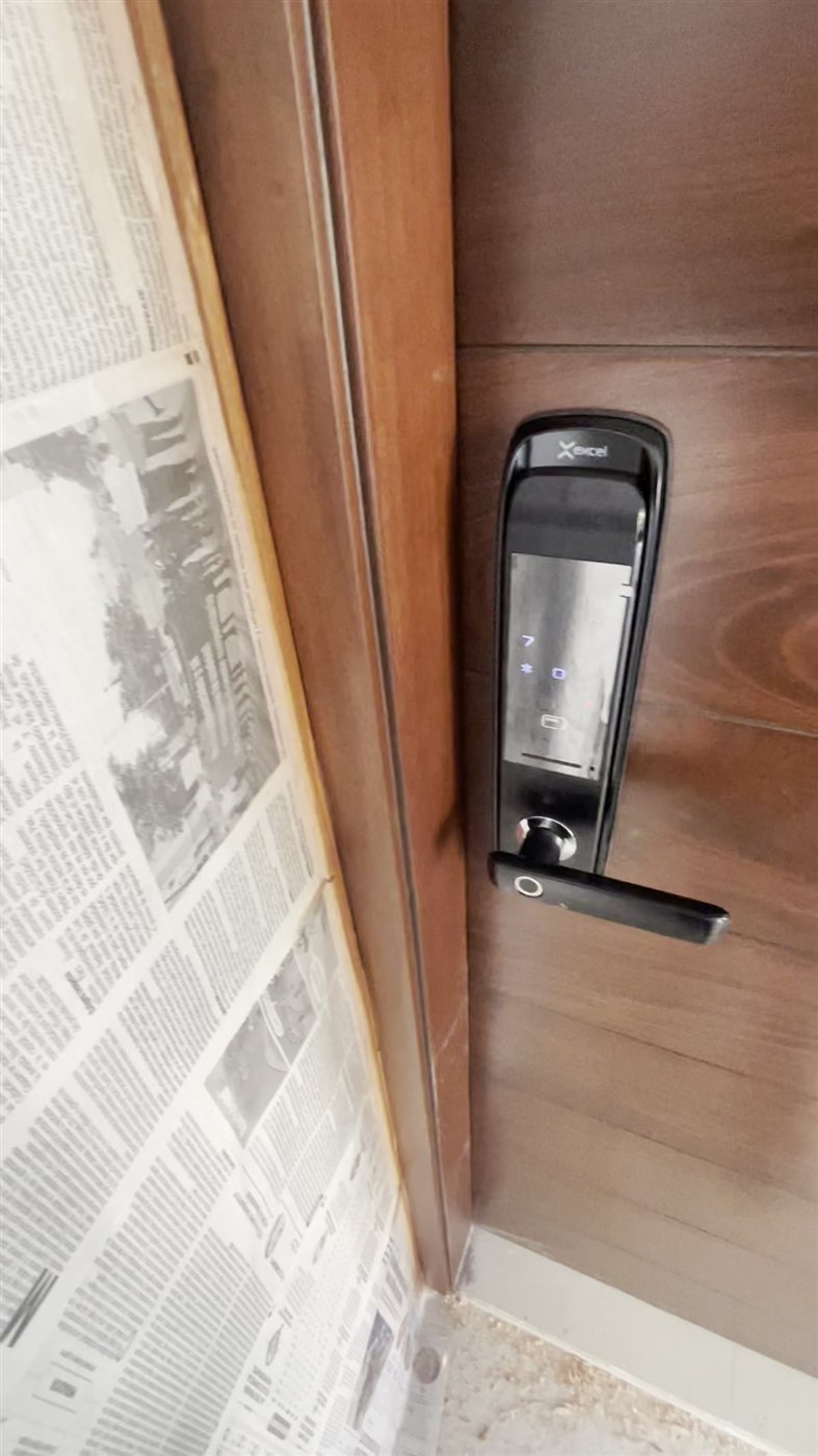Chapa electrónica instalada en la puerta de cedro