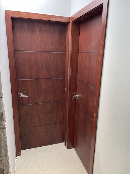 Dos puertas de triplay de cedro instaladas en un pasillo, colonia Santa Fe