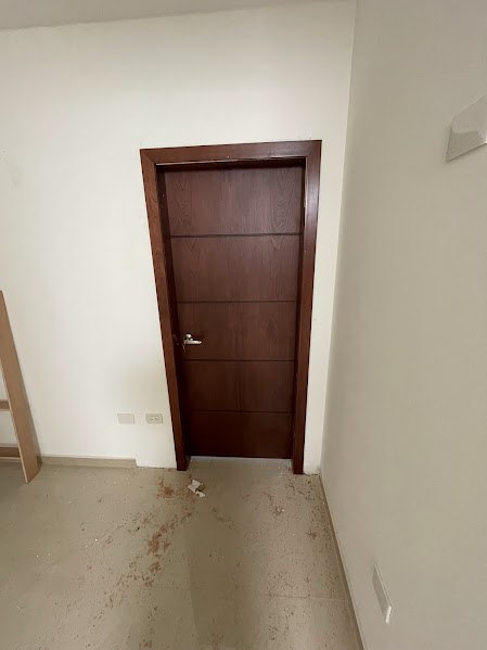 Puerta de triplay de cedro instalada en la recámara, colonia Santa Fe