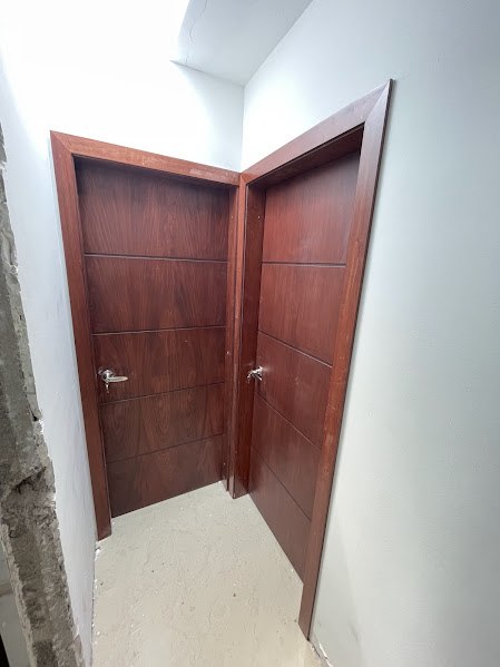 Dos puertas de cedro en esquina, con sus marcos y vistas, en Santa Fe