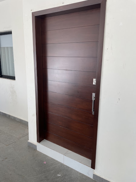 Puerta principal de triplay de cedro instalada en Santa Fe, Culiacán