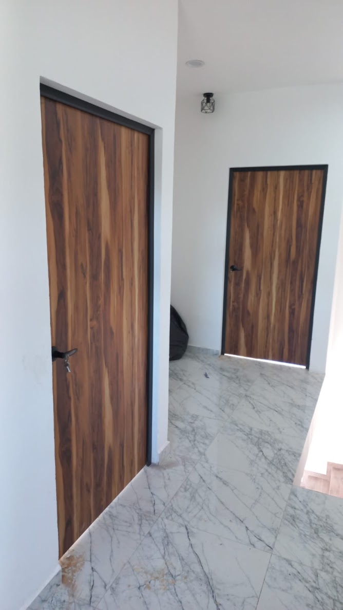Puertas de melamina color Parota con marco de acero chocolate instaladas en Lombardo Toledano, Culiacán