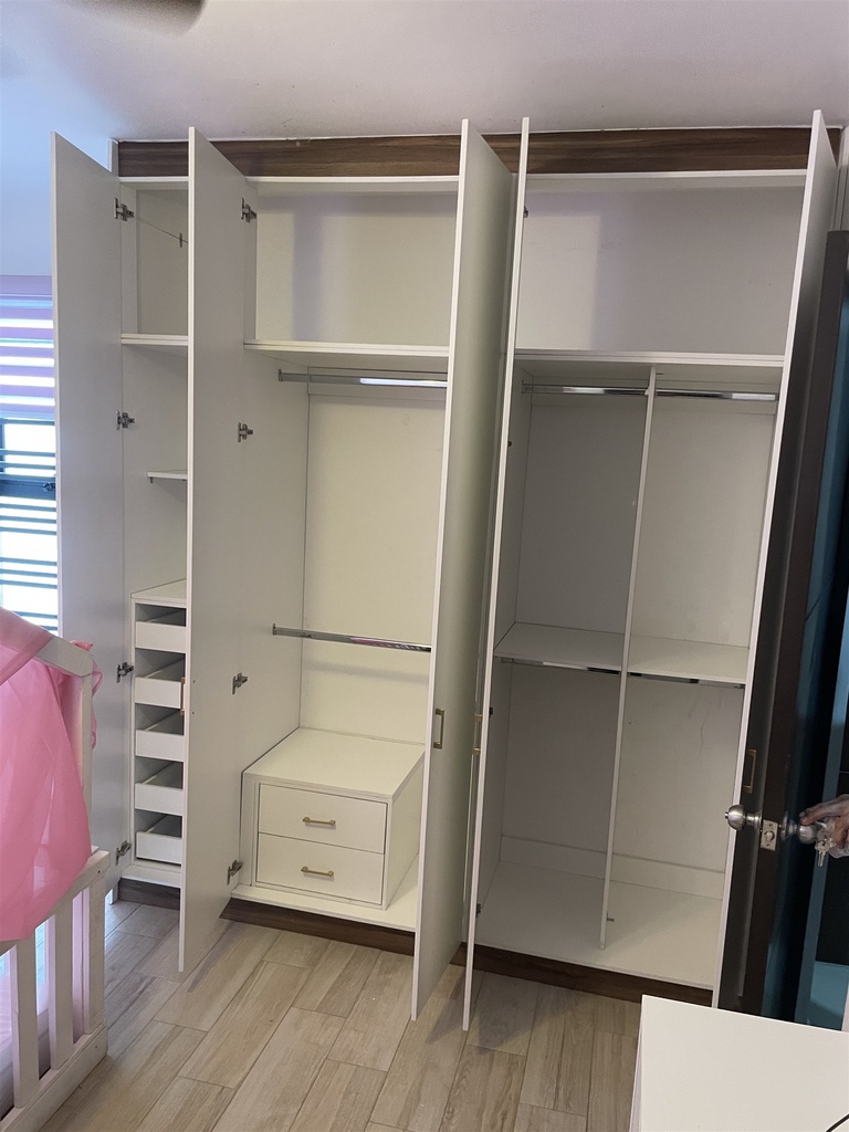 Interior: entrepaños, tubos y zapatera