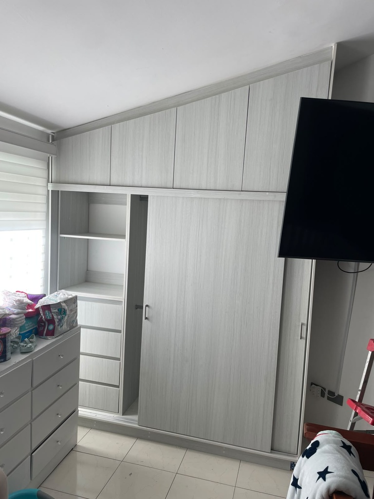 Interior del clóset corredizo Oslo, con cajones y tubos para colgar