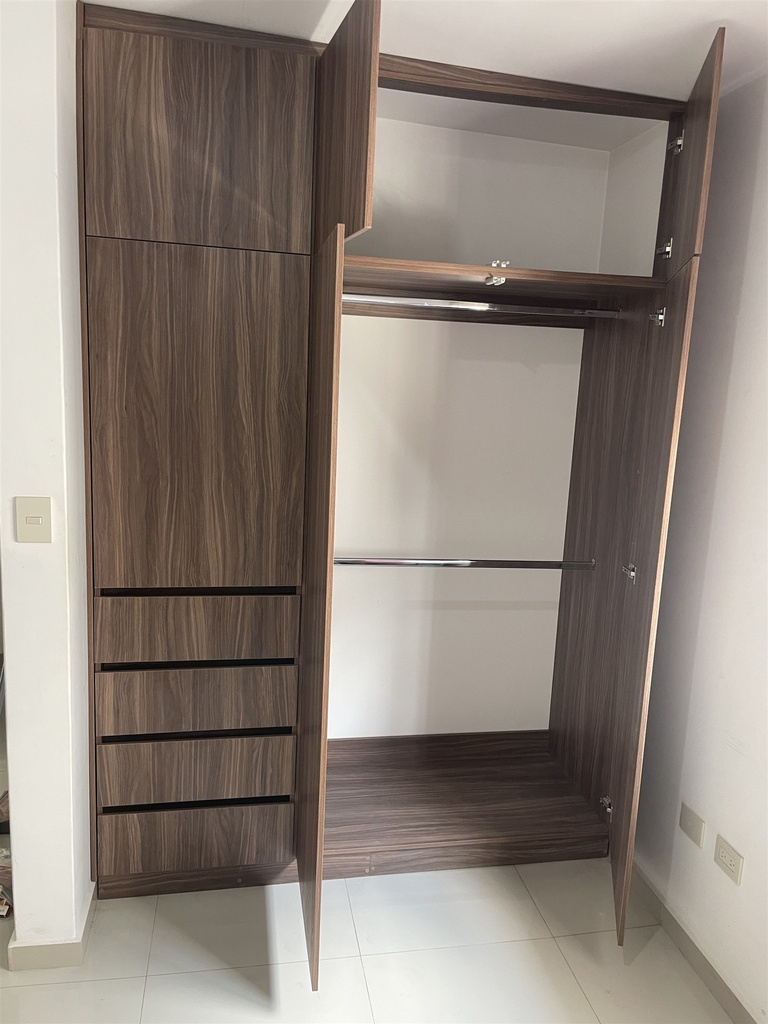 Interior: doble tubo, entrepaños y 4 cajones