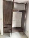 Interior: doble tubo, entrepaños y 4 cajones