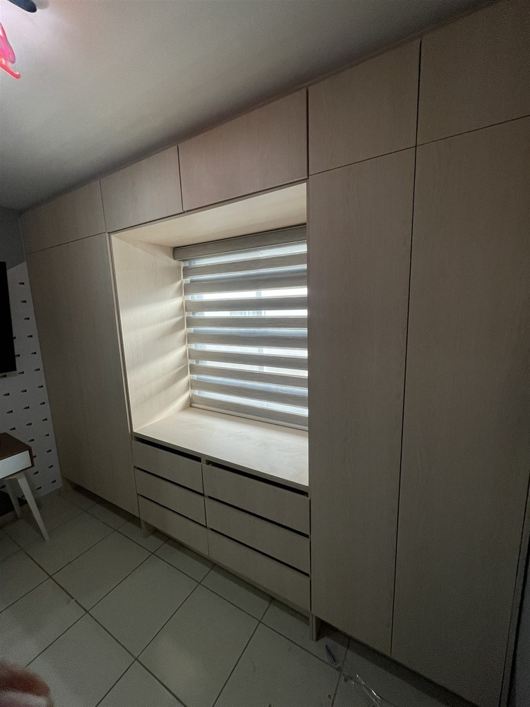 Nicho para la ventana con repisa y cajonera