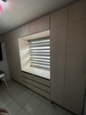 Nicho para la ventana con repisa y cajonera