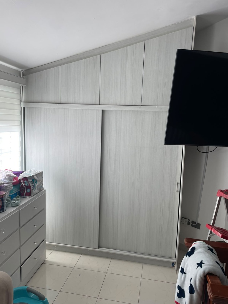 Closet Corredizo Oslo con Techo Inclinado