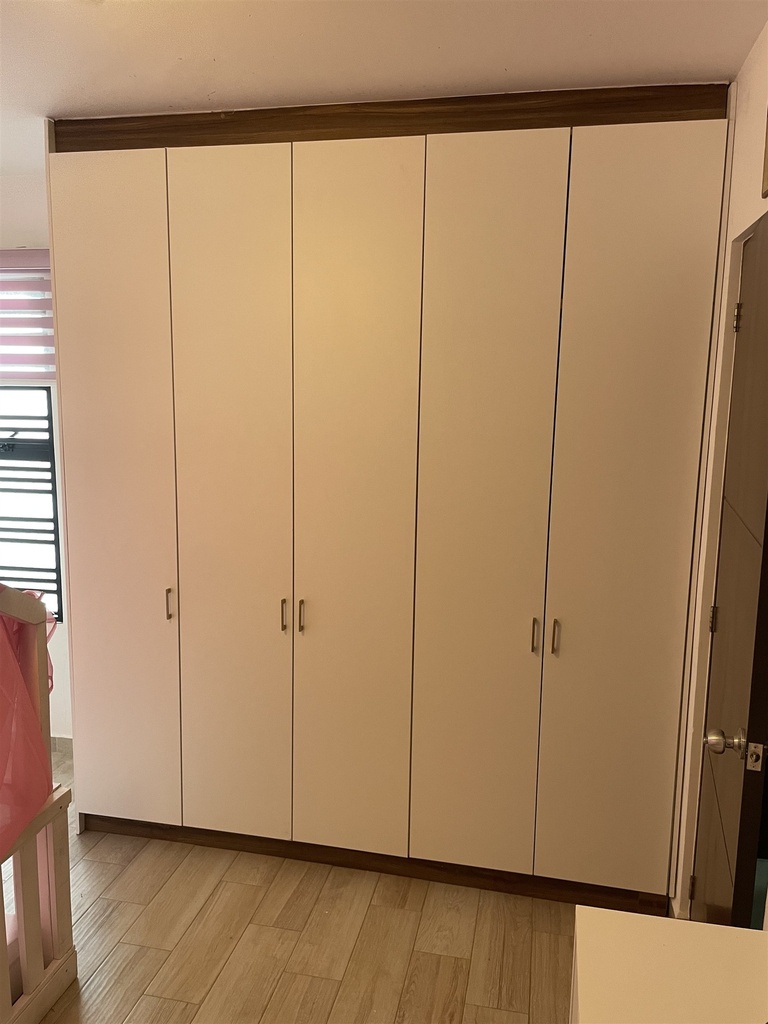[CLA-020-120] Clóset Abatible Blanco Absoluto con Jaladeras Doradas (120 X 250 CM)