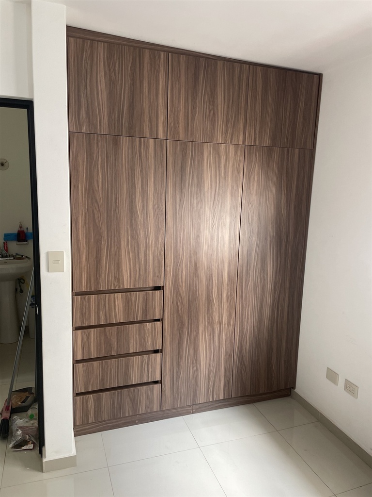 [CLA-021-120] Clóset Abatible Nogal Africano con Cajonera de 4 Gavetas (120 X 250 CM)