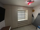 Clóset Abatible Roble Blanco con Espacio para Ventana y 8 Cajones